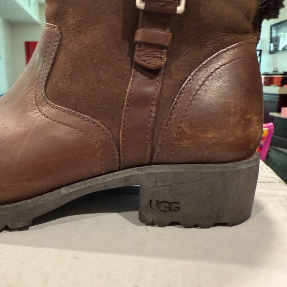 UGG - Picture 2 of 5